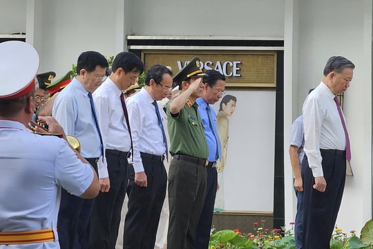 Tổng Bí thư, Chủ tịch nước Tô Lâm dâng hoa Chủ tịch Hồ Chí Minh tại TP.HCM