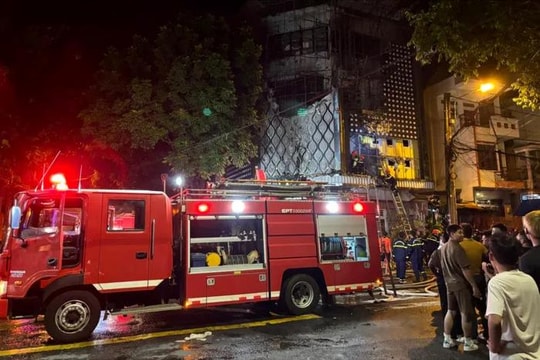 Quán karaoke bốc cháy trong đêm