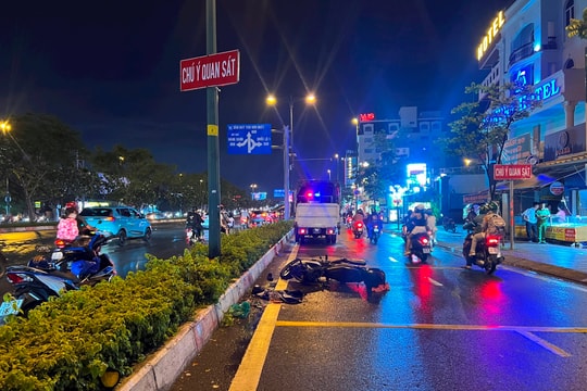 Mất mạng do xe máy tông dải phân cách