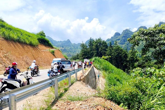 Hà Giang: Ô tô lao xuống vực cháy trơ khung, 2 người thương vong