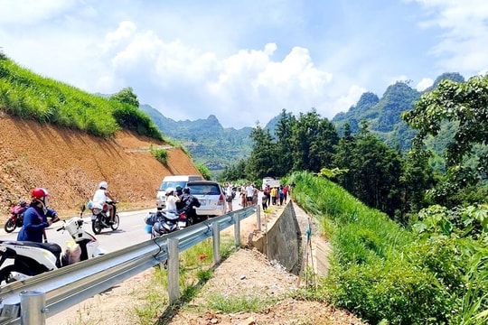 Xe ô tô lao xuống vực khiến 2 người thương vong