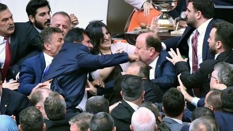 Xô xát tại Quốc hội Thổ Nhĩ Kỳ khi tranh luận về chính trị gia đối lập