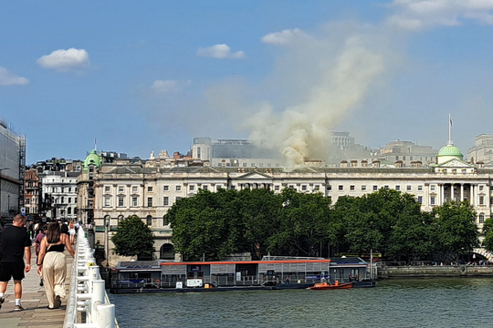 Cháy lớn tại tòa nhà lịch sử Somerset House của Anh
