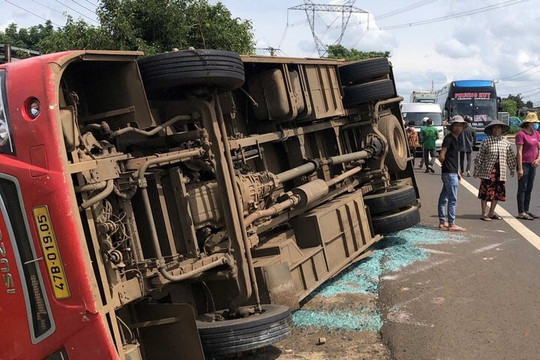 Gia Lai: Tránh xe máy, xe khách lật khiến nhiều người bị thương