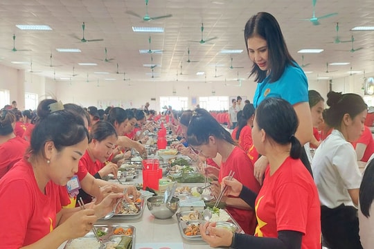 Ấm áp “Bữa cơm Công đoàn”