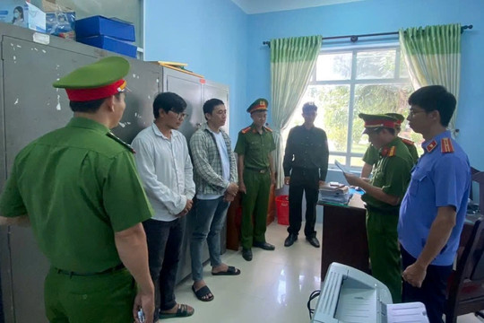 Bắt 2 shipper tham ô tài sản