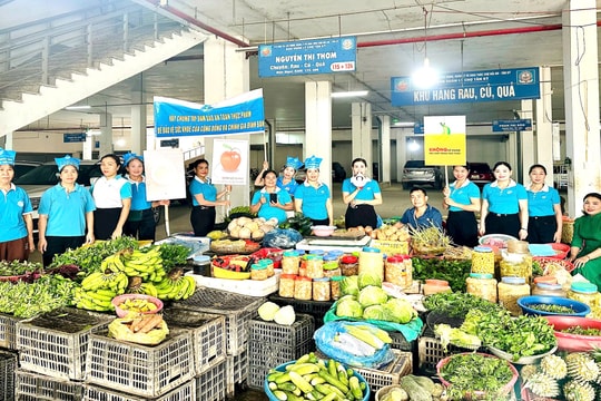 Phiên chợ truyền thông "nói không với thực phẩm bẩn"