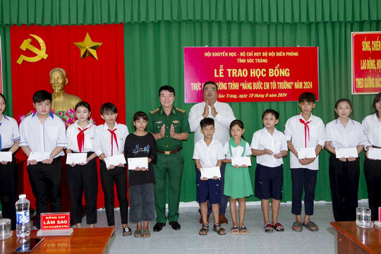 Trao 200 suất học bổng cho học sinh nghèo khu vực biên giới biển