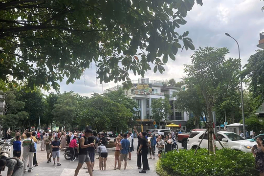 Cháy căn hộ chung cư cao cấp, hàng trăm cư dân tháo chạy