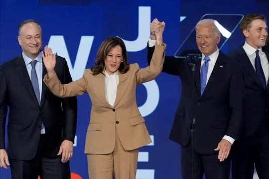 Tổng thống Biden trao “ngọn đuốc” cho bà Harris tại Đại hội đảng Dân chủ
