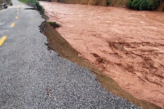 Lai Châu: Sạt lở trên Quốc lộ 4H, giao thông bị ảnh hưởng nghiêm trọng