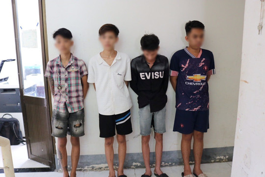 4 đối tượng lấy trộm gần 100 đồng hồ nước của người dân