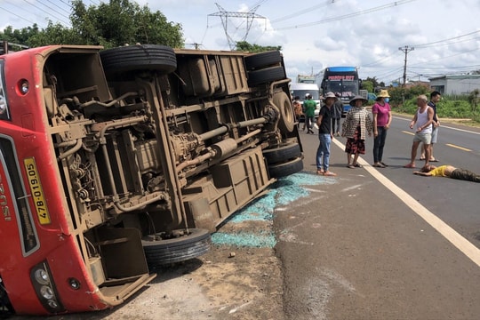 Vụ xe khách bị lật do xe máy băng qua đường: Nạn nhân chạy xe máy đã tử vong