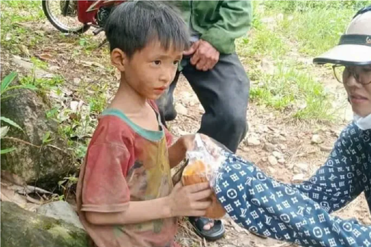 Yên Bái: Tìm thấy bé trai sau 5 ngày đi lạc trong rừng sâu