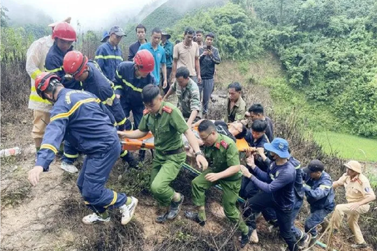 Sơn La: Ô tô lao xuống vực, phụ xe mắc kẹt trong cabin