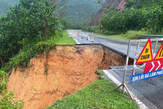 Quảng Ninh: Sạt lở tạo thành hố sâu hàng chục mét trên Quốc lộ 18B