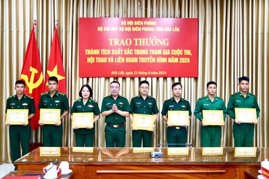 Trao thưởng cho các cá nhân có thành tích xuất sắc trong tham gia hội thao và Liên hoan Truyền hình năm 2024