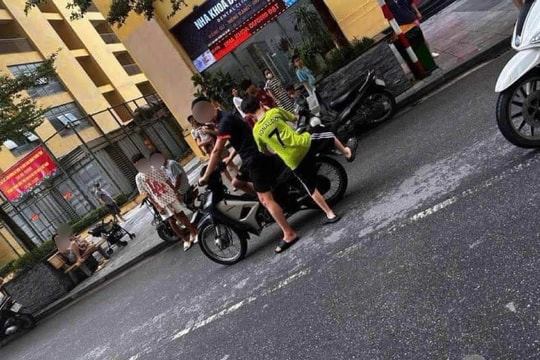 Người đàn ông hành hung bé trai trước sảnh chung cư đã ra đầu thú