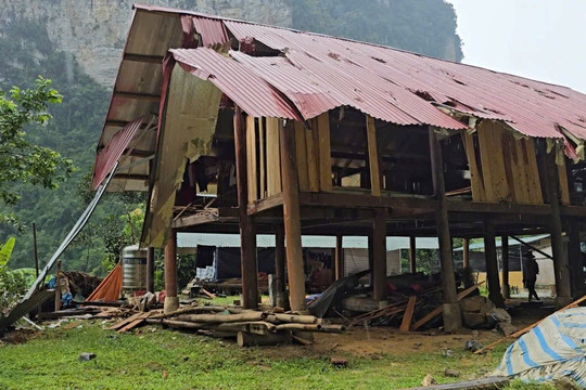 Tuyên Quang: Sạt lở núi khiến nhiều ngôi nhà hư hỏng nặng