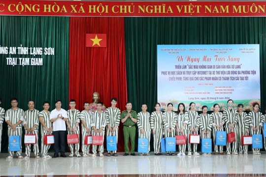Hơn 40 phạm nhân được tặng quà “vì ngày mai tươi sáng”