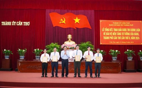 Cần Thơ: Trao giải Cuộc thi chính luận về bảo vệ nền tảng tư tưởng của Đảng