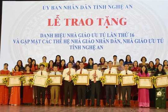 Nghệ An trao tặng 64 danh hiệu Nhà giáo Ưu tú