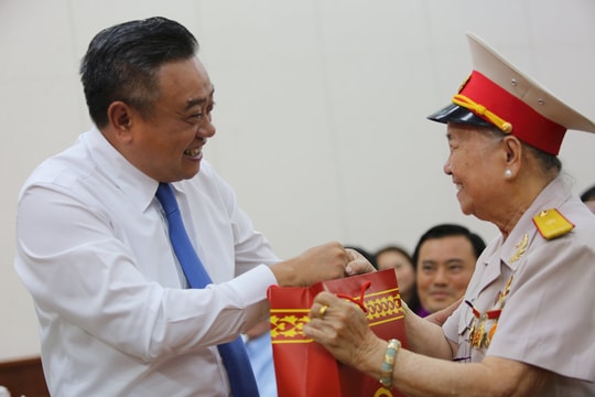 TP Hà Nội thăm, tặng quà 70 gia đình chính sách, người có công tiêu biểu của TP.HCM