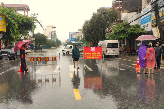 Thái Nguyên nhiều điểm ngập sâu, người dân bơi thuyền giữa lòng thành phố