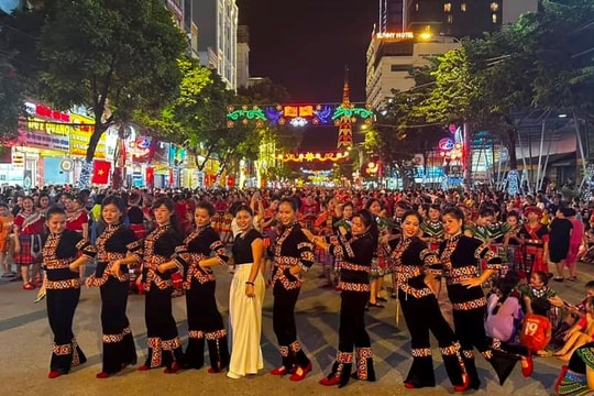 Du khách thích thú khám phá một vòng Việt Bắc