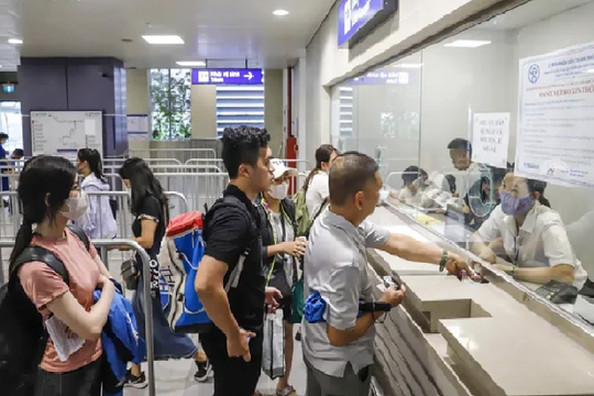 Hành khách đông đúc trong ngày đầu Metro Nhổn - ga Hà Nội thu phí