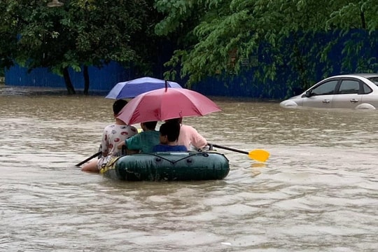 Mưa lớn liên tục khiến TP. Thái Nguyên ngập sâu, giao thông chia cắt