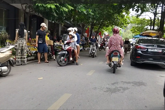 TP Thái Bình: Vô tư họp chợ, lấn chiếm lòng đường, vỉa hè đường Trần Thánh Tông
