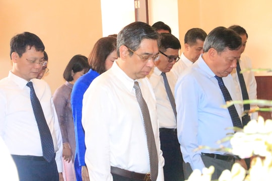 Lãnh đạo Hà Nội và TP.HCM dâng hương, dâng hoa Chủ tịch Hồ Chí Minh