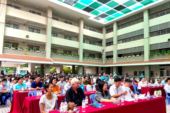 Trao học bổng Nguyễn Hữu Thọ đến học sinh - sinh viên dân tộc thiểu số