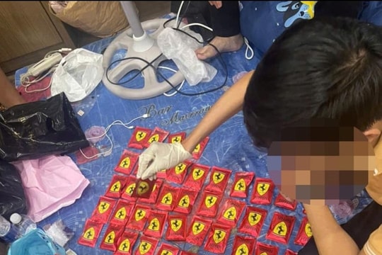Bắt giữ 6 đối tượng tàng trữ chất ma túy dạng "nước vui"