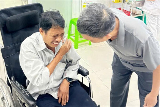 Cảnh sát hỗ trợ kịp thời người đi đường bị tai nạn