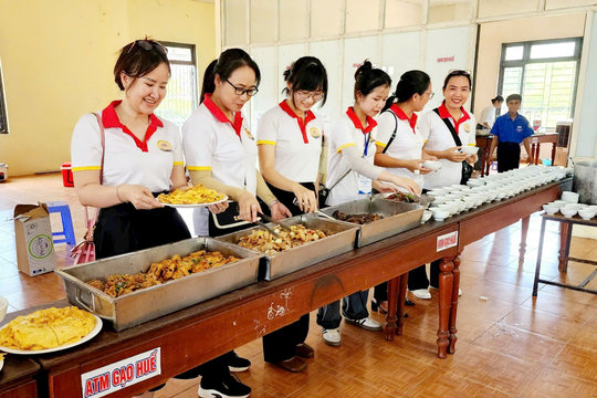 “Bữa cơm công đoàn” ấm lòng tân sinh viên ngày nhập học