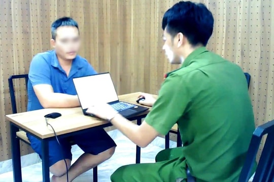 Lao xe ô tô vào lực lượng Công an khi bị kiểm tra