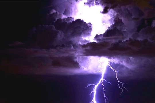 Nhóm trẻ bị sét đánh thương vong khi đi đá bóng