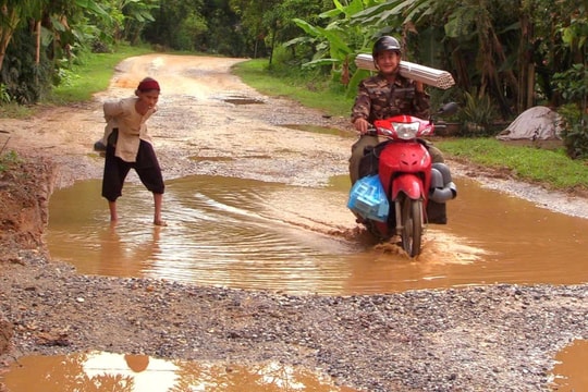 Đường xuống cấp gây khó khăn cho người dân 3 xã ở Tuyên Quang