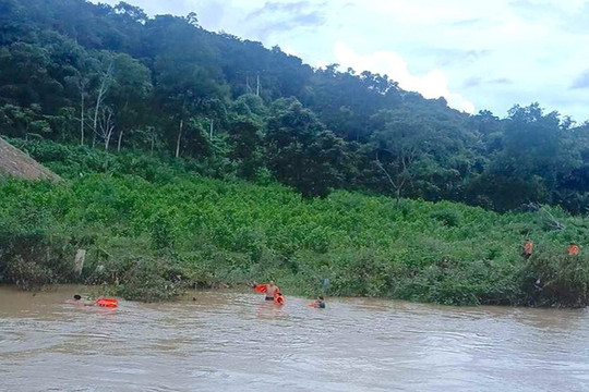 Đi qua cầu tràn, học sinh lớp 3 rơi xuống sông mất tích