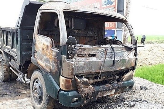 Bắt các đối tượng phóng hỏa đốt xe ô tô rồi bỏ trốn