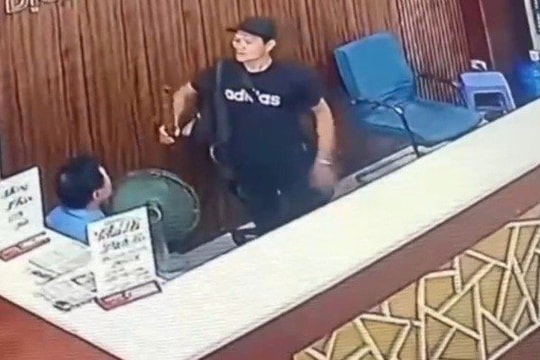 Triệu tập nghi can hành hung bảo vệ chung cư vì bị khóa xe