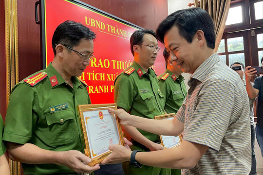 Khen thưởng tập thể và cá nhân có thành tích xuất sắc trong vụ phá sòng bạc lớn
