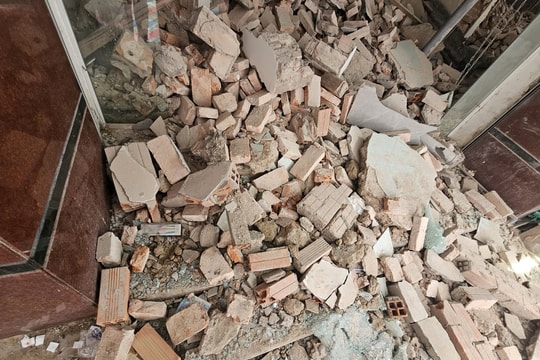 Khung cảnh đổ nát sau vụ sập sàn bê tông toà nhà trung tâm TP.HCM