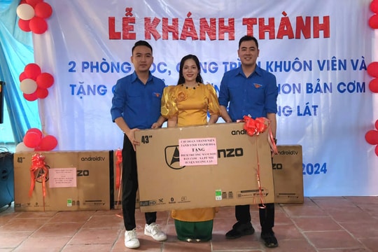 Chi đoàn Thanh niên TAND tỉnh Thanh Hóa tặng quà cho học sinh vùng cao