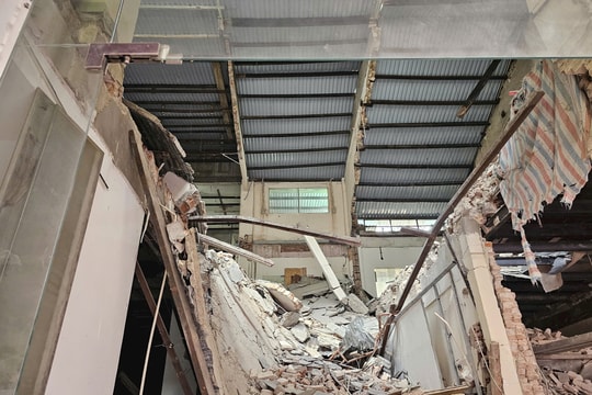 Sập sàn tòa nhà ở trung tâm TP.HCM