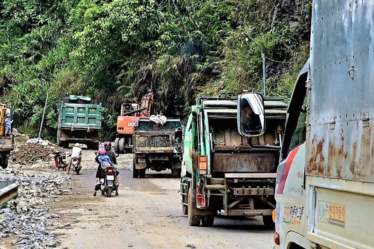 Đèo Khau Lắc tiếp tục sạt lở, giao thông gián đoạn