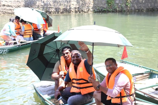 Đoàn khách của tỷ phú Ấn Độ thích thú tham quan di sản Tràng An
