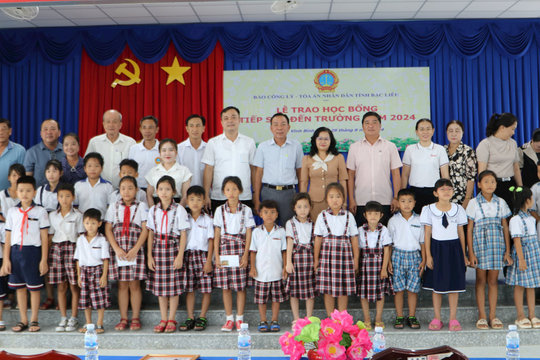 Trao học bổng cho học sinh có hoàn cảnh khó khăn trên địa bàn tỉnh Bạc Liêu